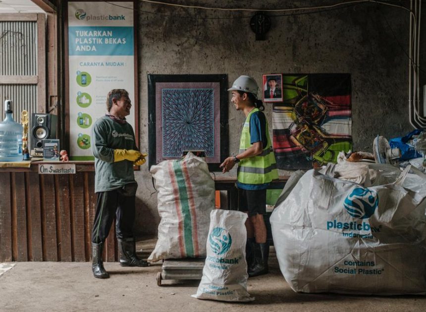 Mengatasi Sampah Plastik: Inisiatif Komunitas di Seluruh Indonesia