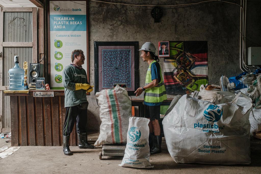 Mengatasi Sampah Plastik: Inisiatif Komunitas di Seluruh Indonesia